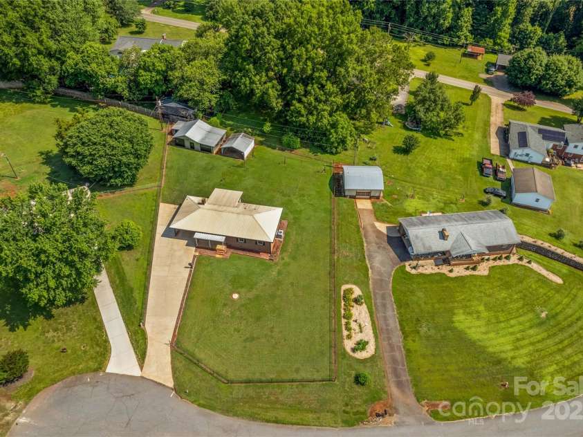 124 Island Park Lane, Statesville, NC 28625.  MLS# CAR4269104, YatesRealty ID 24598. 