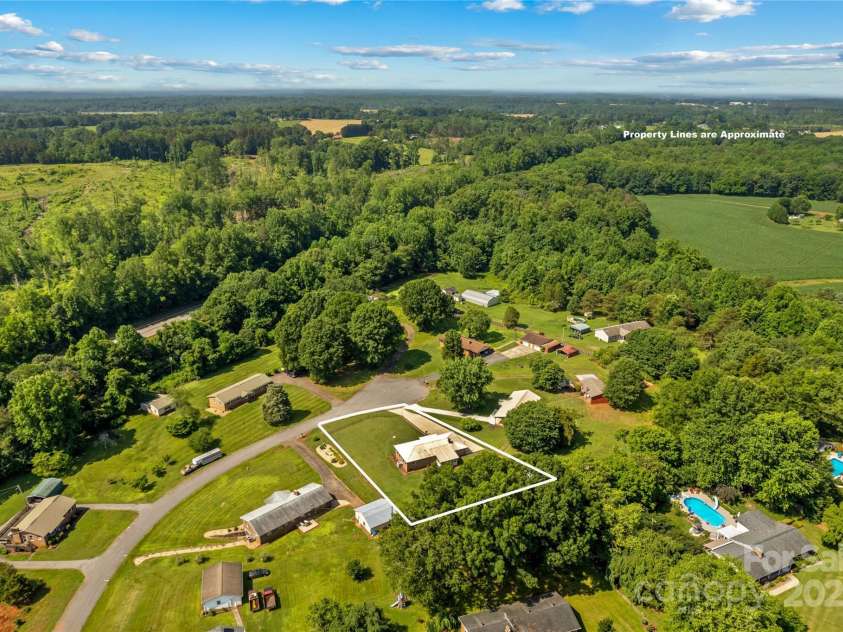 124 Island Park Lane, Statesville, NC 28625.  MLS# CAR4269104, YatesRealty ID 24598. 