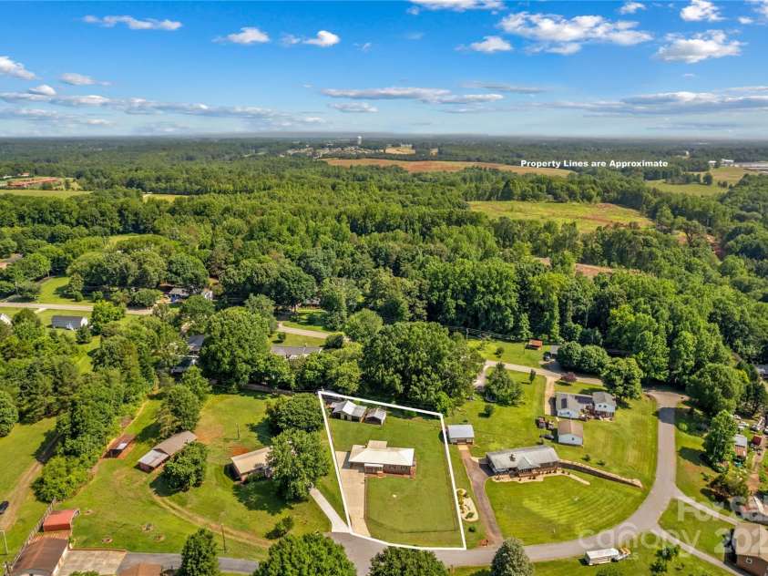 124 Island Park Lane, Statesville, NC 28625.  MLS# CAR4269104, YatesRealty ID 24598. 