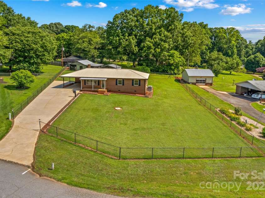 124 Island Park Lane, Statesville, NC 28625.  MLS# CAR4269104, YatesRealty ID 24598. 