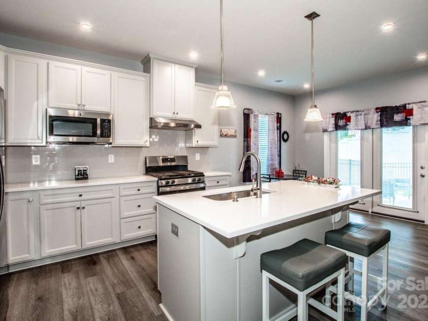 105 Chase View Lane, Troutman, NC 28166.  MLS# CAR4256483, YatesRealty ID 24599. Nice island with quartz/breakfast bar