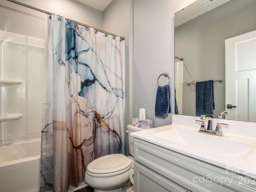 105 Chase View Lane, Troutman, NC 28166.  MLS# CAR4256483, YatesRealty ID 24599. Secondary Hallway Bath with tub