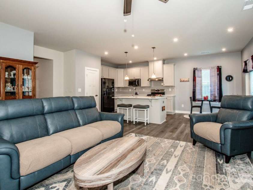 105 Chase View Lane, Troutman, NC 28166.  MLS# CAR4256483, YatesRealty ID 24599. Spacious Open Plan