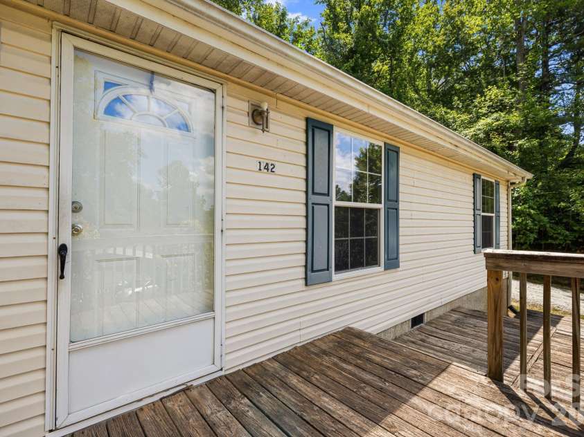 142 Josiah Lane, Hendersonville, NC 28792.  MLS# CAR4384365, YatesRealty ID 24599. 