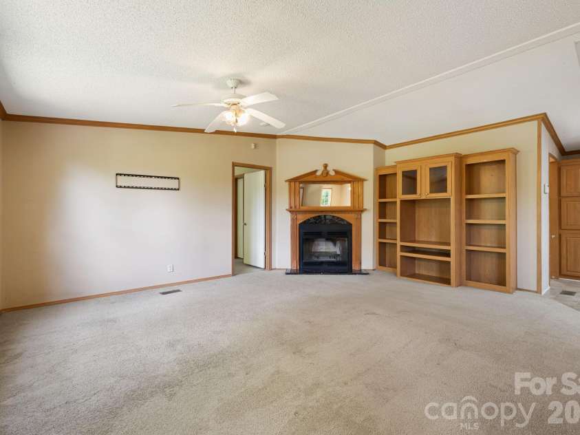 142 Josiah Lane, Hendersonville, NC 28792.  MLS# CAR4384365, YatesRealty ID 24599. 