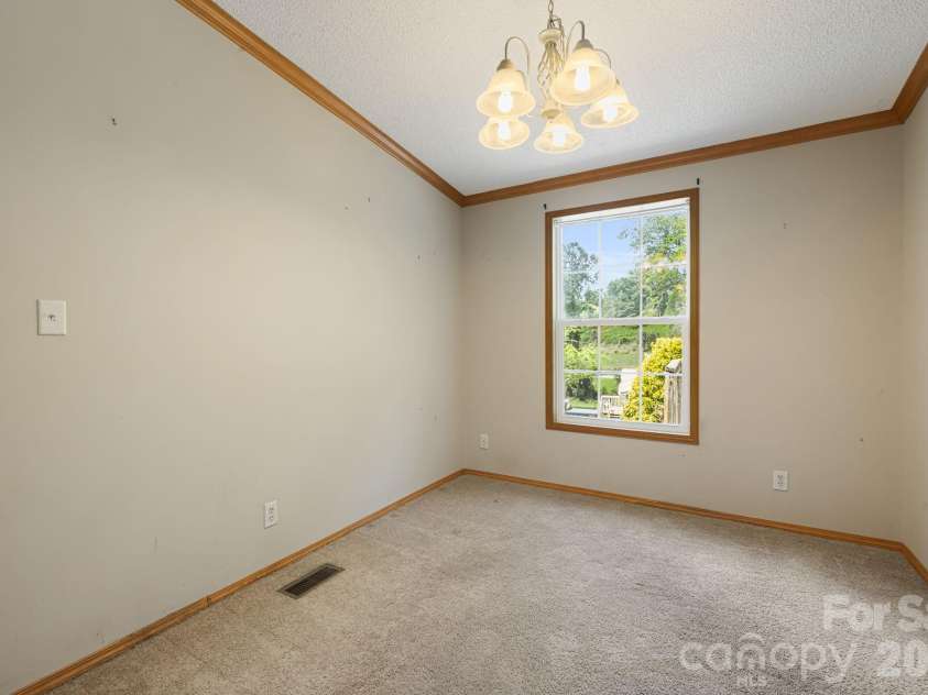 142 Josiah Lane, Hendersonville, NC 28792.  MLS# CAR4384365, YatesRealty ID 24599. 