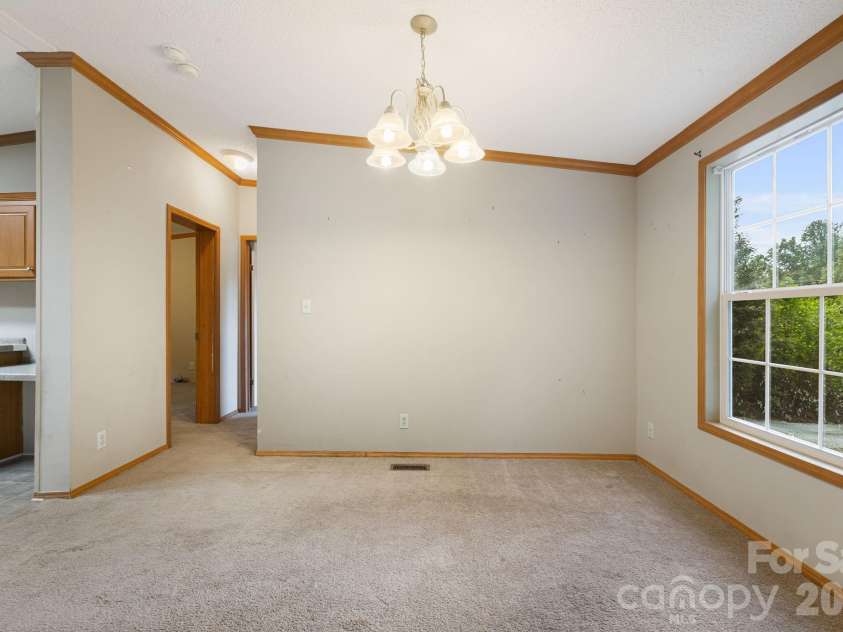 142 Josiah Lane, Hendersonville, NC 28792.  MLS# CAR4384365, YatesRealty ID 24599. 