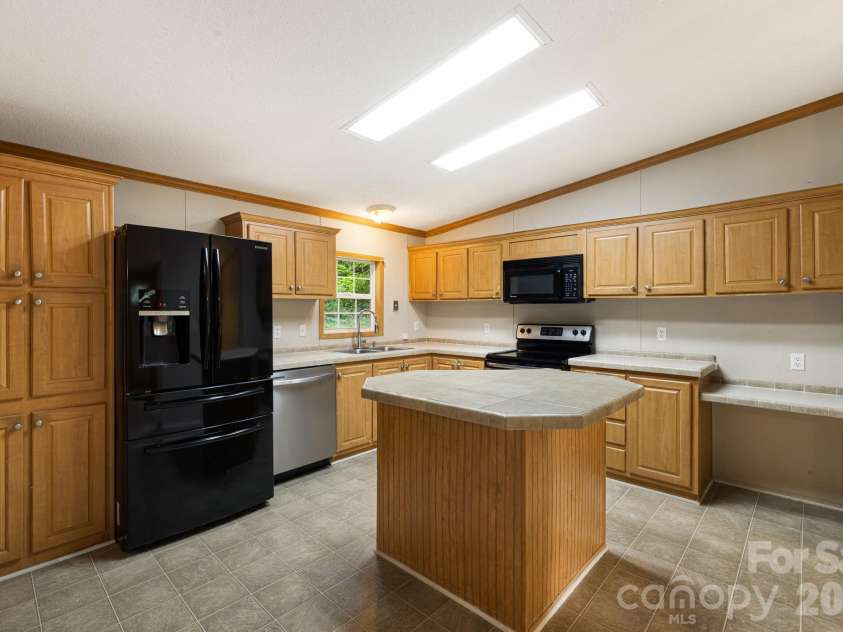 142 Josiah Lane, Hendersonville, NC 28792.  MLS# CAR4384365, YatesRealty ID 24599. 