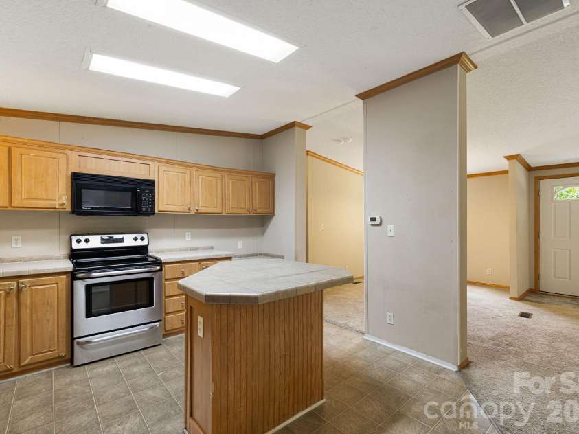 142 Josiah Lane, Hendersonville, NC 28792.  MLS# CAR4384365, YatesRealty ID 24599. 