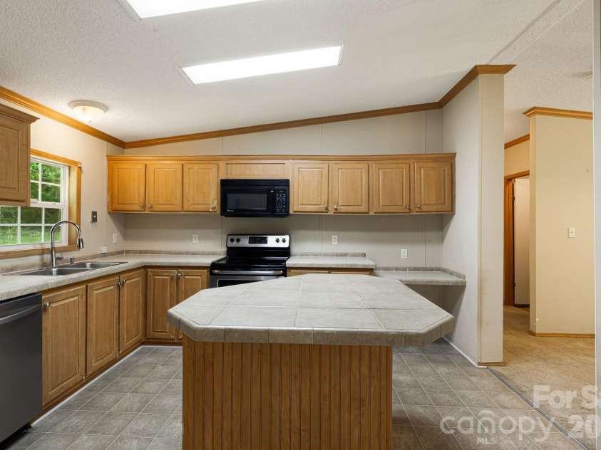 142 Josiah Lane, Hendersonville, NC 28792.  MLS# CAR4384365, YatesRealty ID 24599. 
