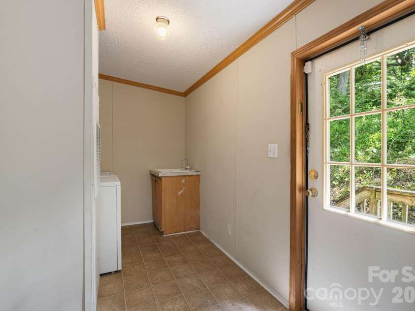 142 Josiah Lane, Hendersonville, NC 28792.  MLS# CAR4384365, YatesRealty ID 24599. 