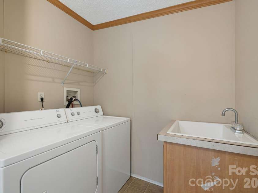 142 Josiah Lane, Hendersonville, NC 28792.  MLS# CAR4384365, YatesRealty ID 24599. 