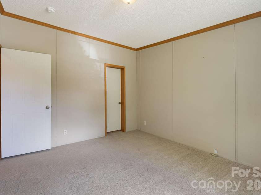 142 Josiah Lane, Hendersonville, NC 28792.  MLS# CAR4384365, YatesRealty ID 24599. 