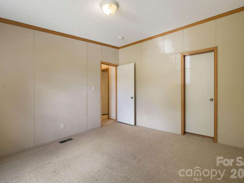 142 Josiah Lane, Hendersonville, NC 28792.  MLS# CAR4384365, YatesRealty ID 24599. 