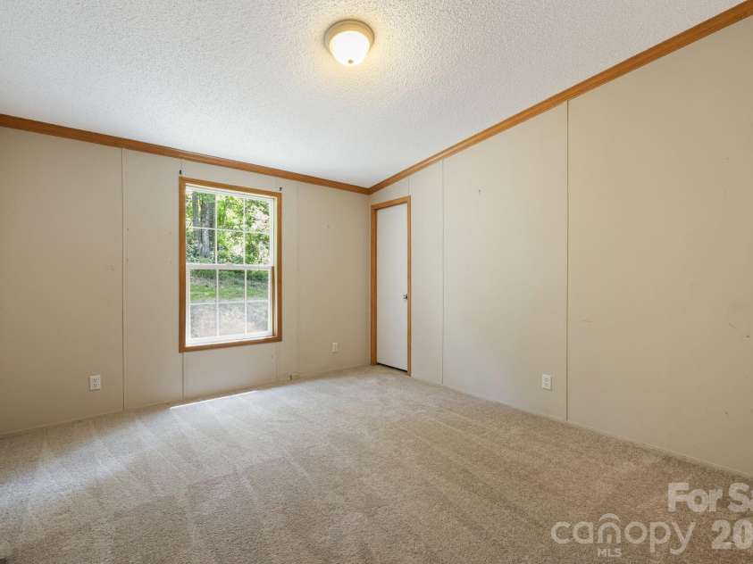 142 Josiah Lane, Hendersonville, NC 28792.  MLS# CAR4384365, YatesRealty ID 24599. 