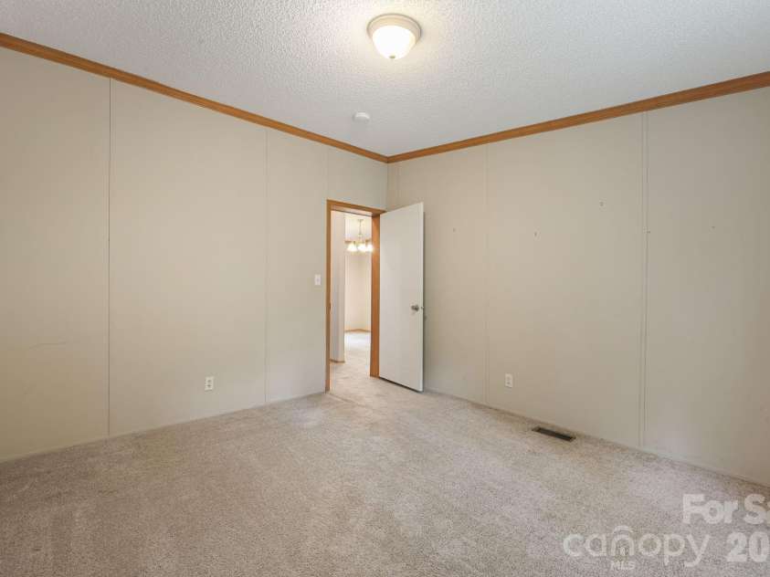 142 Josiah Lane, Hendersonville, NC 28792.  MLS# CAR4384365, YatesRealty ID 24599. 