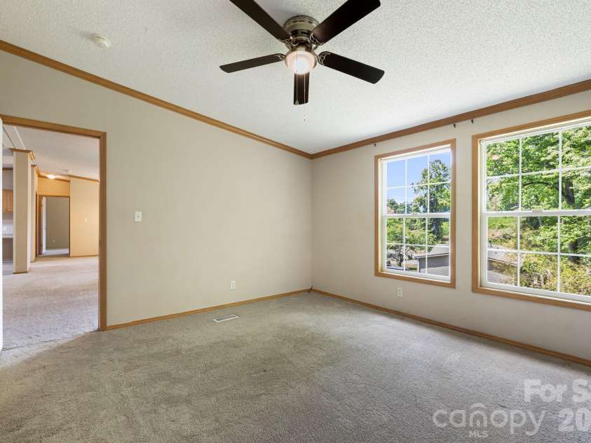 142 Josiah Lane, Hendersonville, NC 28792.  MLS# CAR4384365, YatesRealty ID 24599. 
