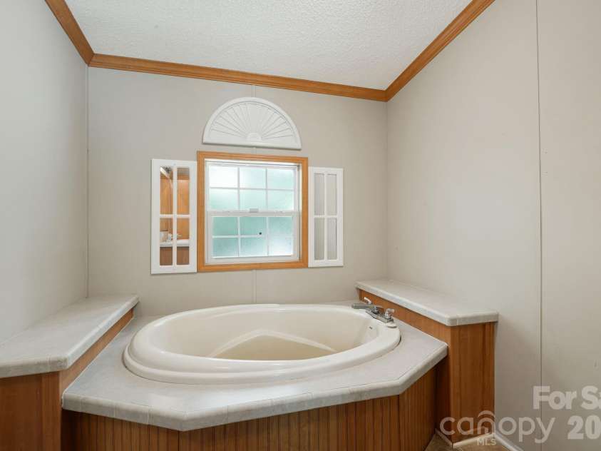142 Josiah Lane, Hendersonville, NC 28792.  MLS# CAR4384365, YatesRealty ID 24599. 