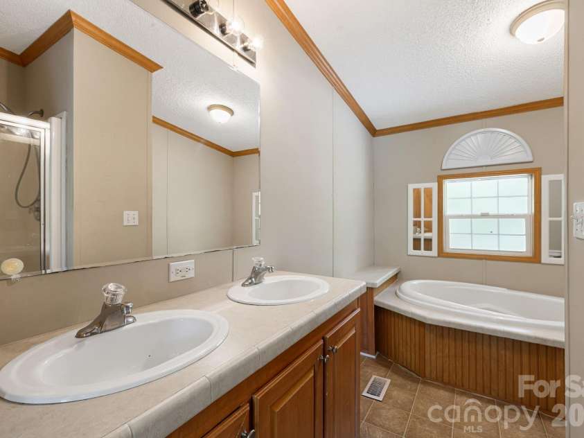 142 Josiah Lane, Hendersonville, NC 28792.  MLS# CAR4384365, YatesRealty ID 24599. 