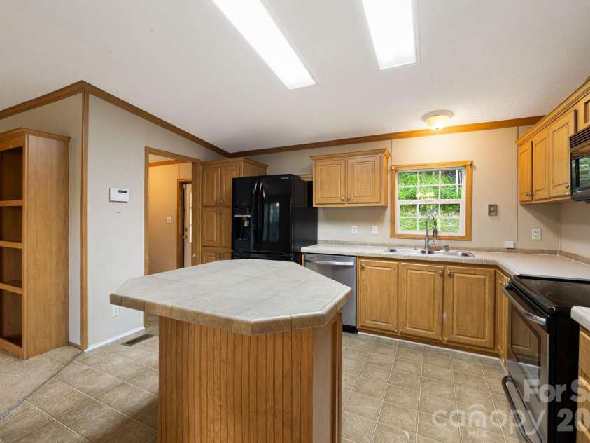 142 Josiah Lane, Hendersonville, NC 28792.  MLS# CAR4384365, YatesRealty ID 24599. 