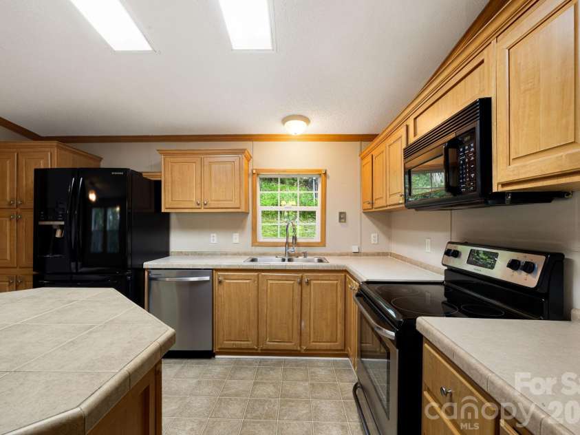 142 Josiah Lane, Hendersonville, NC 28792.  MLS# CAR4384365, YatesRealty ID 24599. 