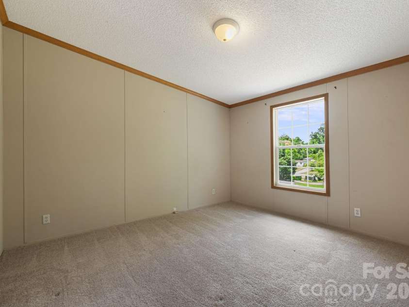 142 Josiah Lane, Hendersonville, NC 28792.  MLS# CAR4384365, YatesRealty ID 24599. 