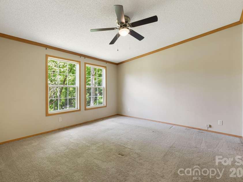142 Josiah Lane, Hendersonville, NC 28792.  MLS# CAR4384365, YatesRealty ID 24599. 
