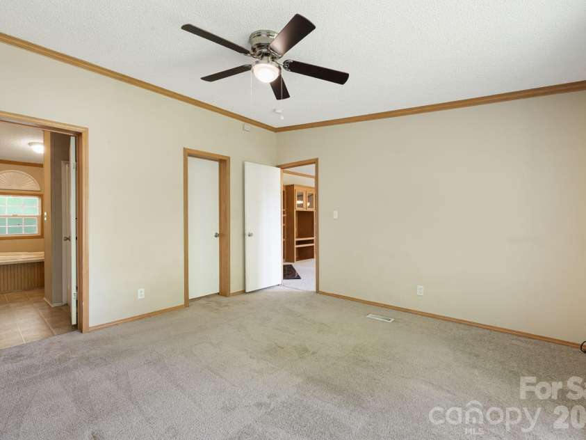 142 Josiah Lane, Hendersonville, NC 28792.  MLS# CAR4384365, YatesRealty ID 24599. 