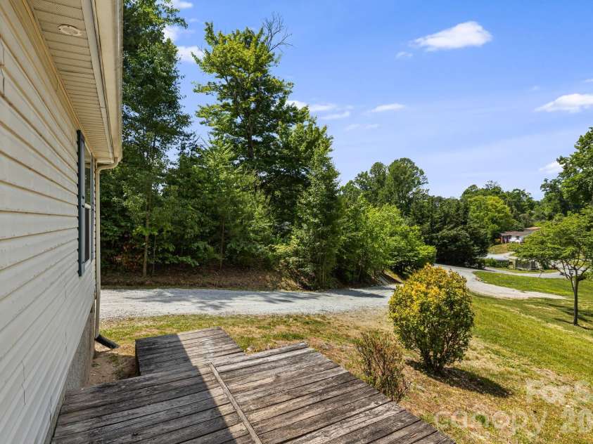 142 Josiah Lane, Hendersonville, NC 28792.  MLS# CAR4384365, YatesRealty ID 24599. 