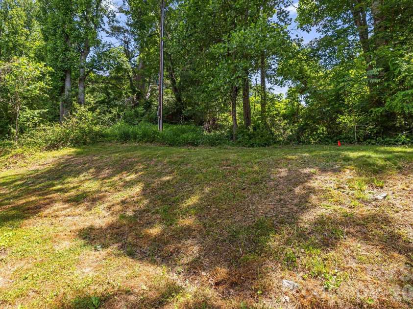 142 Josiah Lane, Hendersonville, NC 28792.  MLS# CAR4384365, YatesRealty ID 24599. 