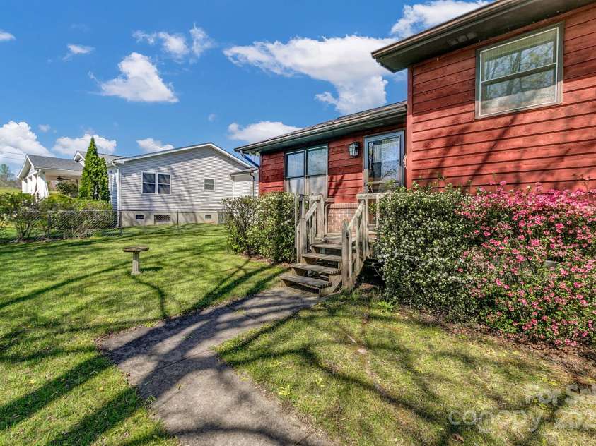 10 Laurel Brook Drive, Hendersonville, NC 28792.  MLS# CAR4227976, YatesRealty ID 24602. 