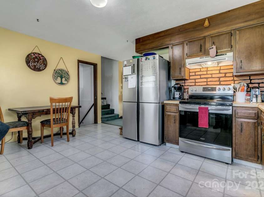10 Laurel Brook Drive, Hendersonville, NC 28792.  MLS# CAR4227976, YatesRealty ID 24602. 