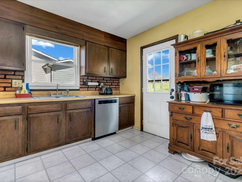 10 Laurel Brook Drive, Hendersonville, NC 28792.  MLS# CAR4227976, YatesRealty ID 24602. 