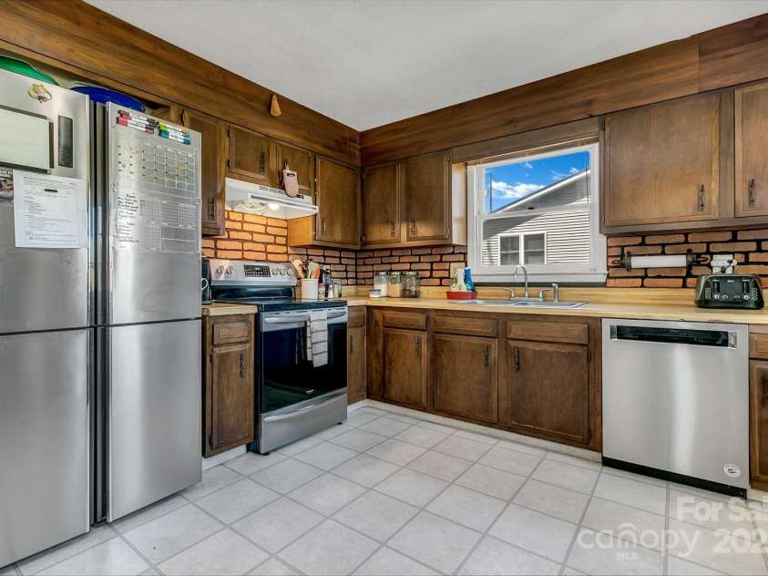 10 Laurel Brook Drive, Hendersonville, NC 28792.  MLS# CAR4227976, YatesRealty ID 24602. 