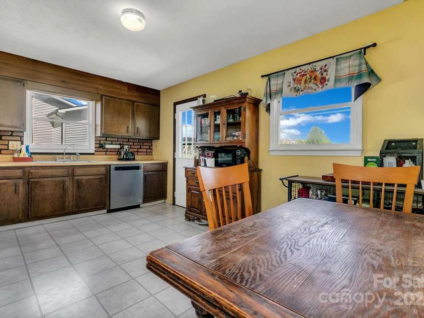 10 Laurel Brook Drive, Hendersonville, NC 28792.  MLS# CAR4227976, YatesRealty ID 24602. 