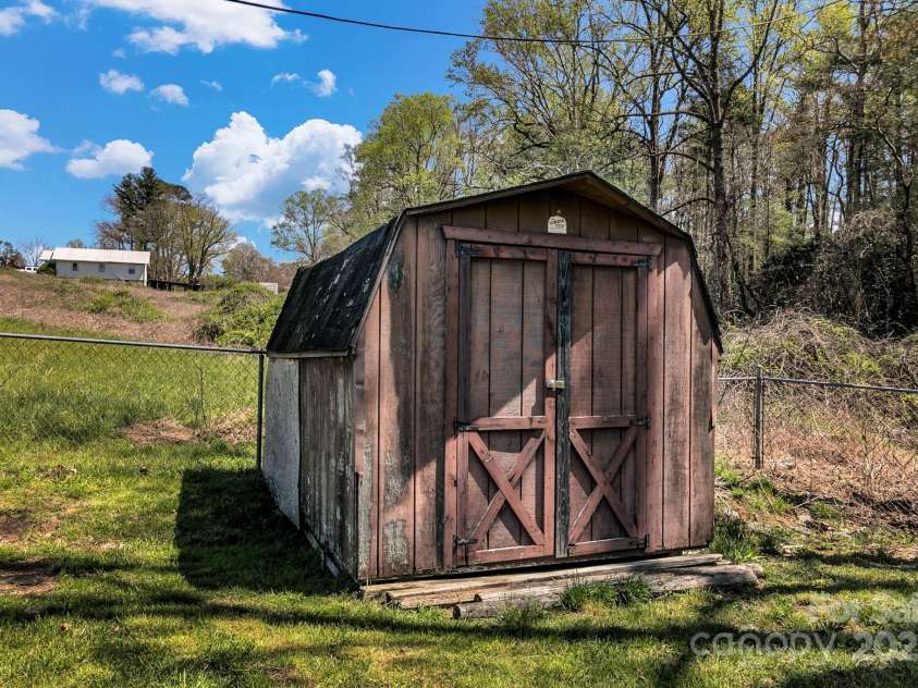 10 Laurel Brook Drive, Hendersonville, NC 28792.  MLS# CAR4227976, YatesRealty ID 24602. 