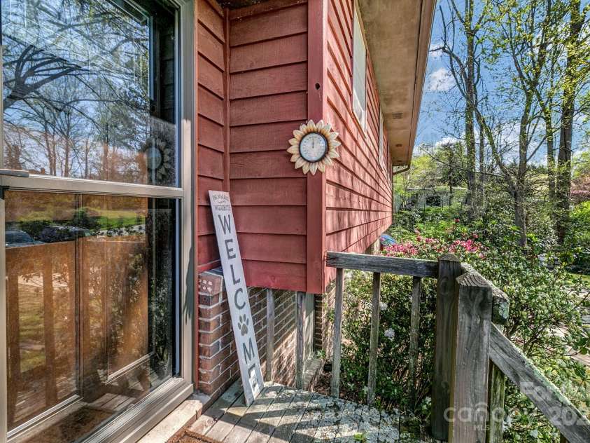 10 Laurel Brook Drive, Hendersonville, NC 28792.  MLS# CAR4227976, YatesRealty ID 24602. 