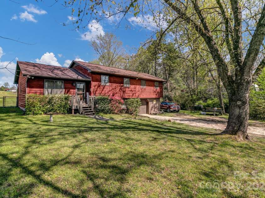 10 Laurel Brook Drive, Hendersonville, NC 28792.  MLS# CAR4227976, YatesRealty ID 24602. 