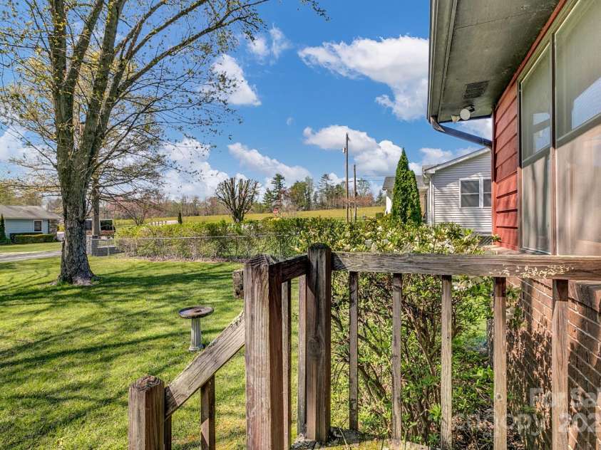 10 Laurel Brook Drive, Hendersonville, NC 28792.  MLS# CAR4227976, YatesRealty ID 24602. 