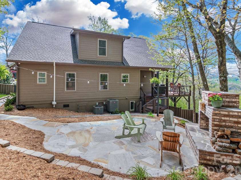 497 Black Locust Circle, Blowing Rock, NC 28605.  MLS# CAR4379126, YatesRealty ID 24603. 