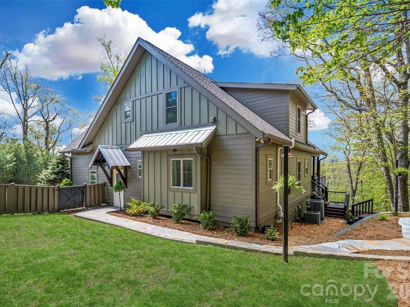 497 Black Locust Circle, Blowing Rock, NC 28605.  MLS# CAR4379126, YatesRealty ID 24603. 