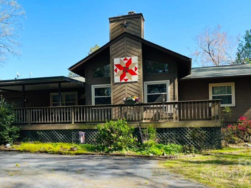 121 Rockwood Drive, Hendersonville, NC 28792.  MLS# CAR4269030, YatesRealty ID 24604. 