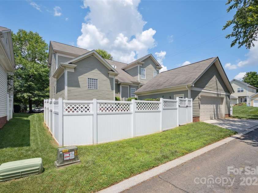 14632 Holly Springs Drive, Huntersville, NC 28078.  MLS# CAR4203317, YatesRealty ID 24605. 