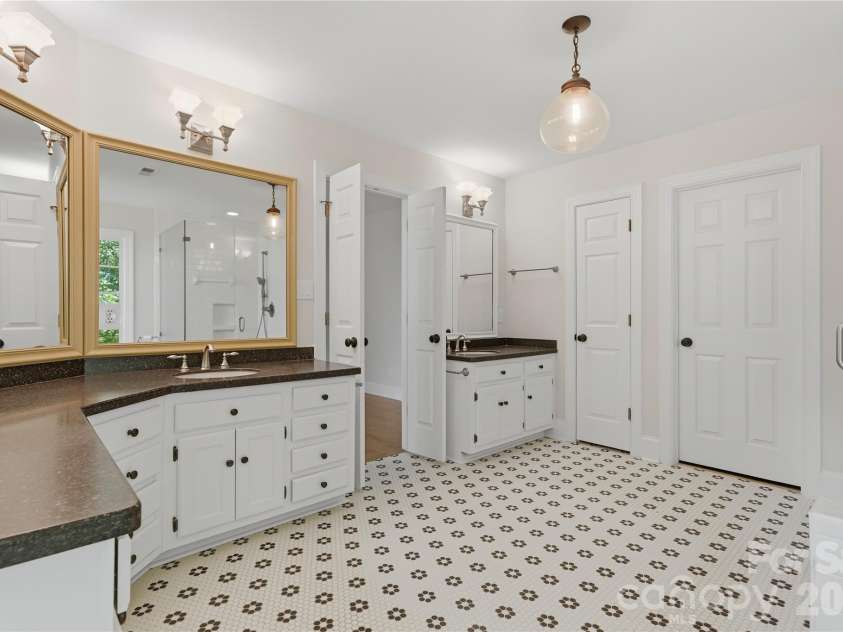 10205 Balmoral Circle, Charlotte, NC 28210.  MLS# CAR4382203, YatesRealty ID 24606. 