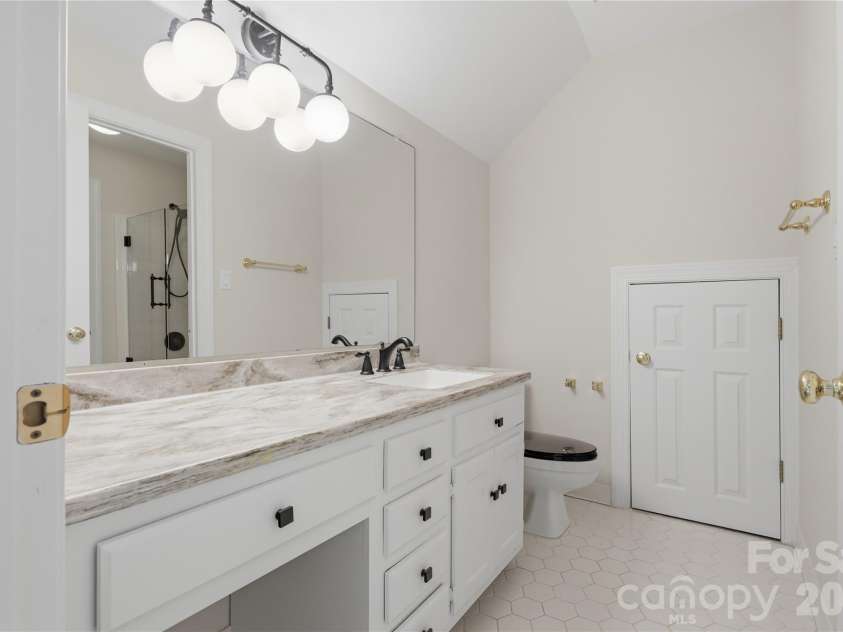 10205 Balmoral Circle, Charlotte, NC 28210.  MLS# CAR4382203, YatesRealty ID 24606. 