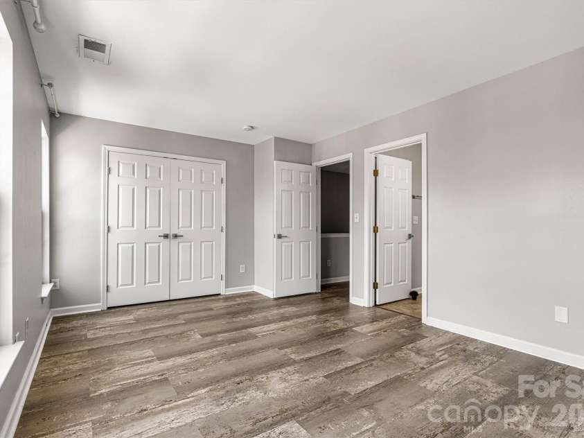 122 Kallie Loop, Mooresville, NC 28117.  MLS# CAR4367976, YatesRealty ID 24608. 2nd bedroom on upper level with attached full bath. 