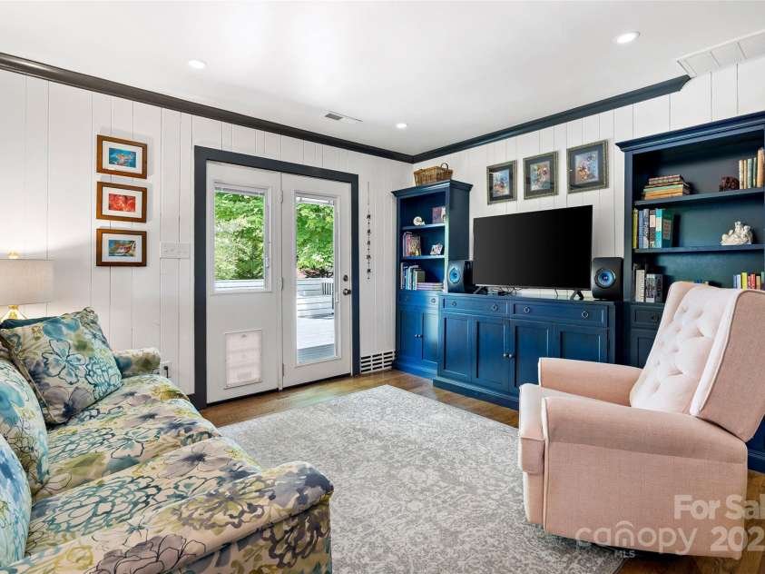 143 Beverly Road, Asheville, NC 28805.  MLS# CAR4287185, YatesRealty ID 24608. 