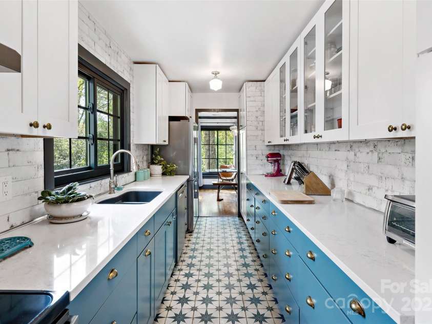 143 Beverly Road, Asheville, NC 28805.  MLS# CAR4287185, YatesRealty ID 24608. 