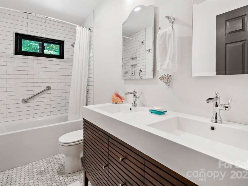 143 Beverly Road, Asheville, NC 28805.  MLS# CAR4287185, YatesRealty ID 24608. 