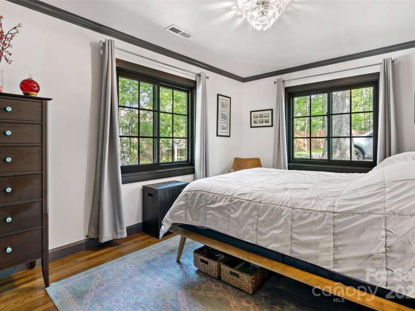 143 Beverly Road, Asheville, NC 28805.  MLS# CAR4287185, YatesRealty ID 24608. 